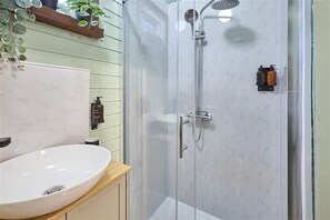 Shower, towels, shampoo
