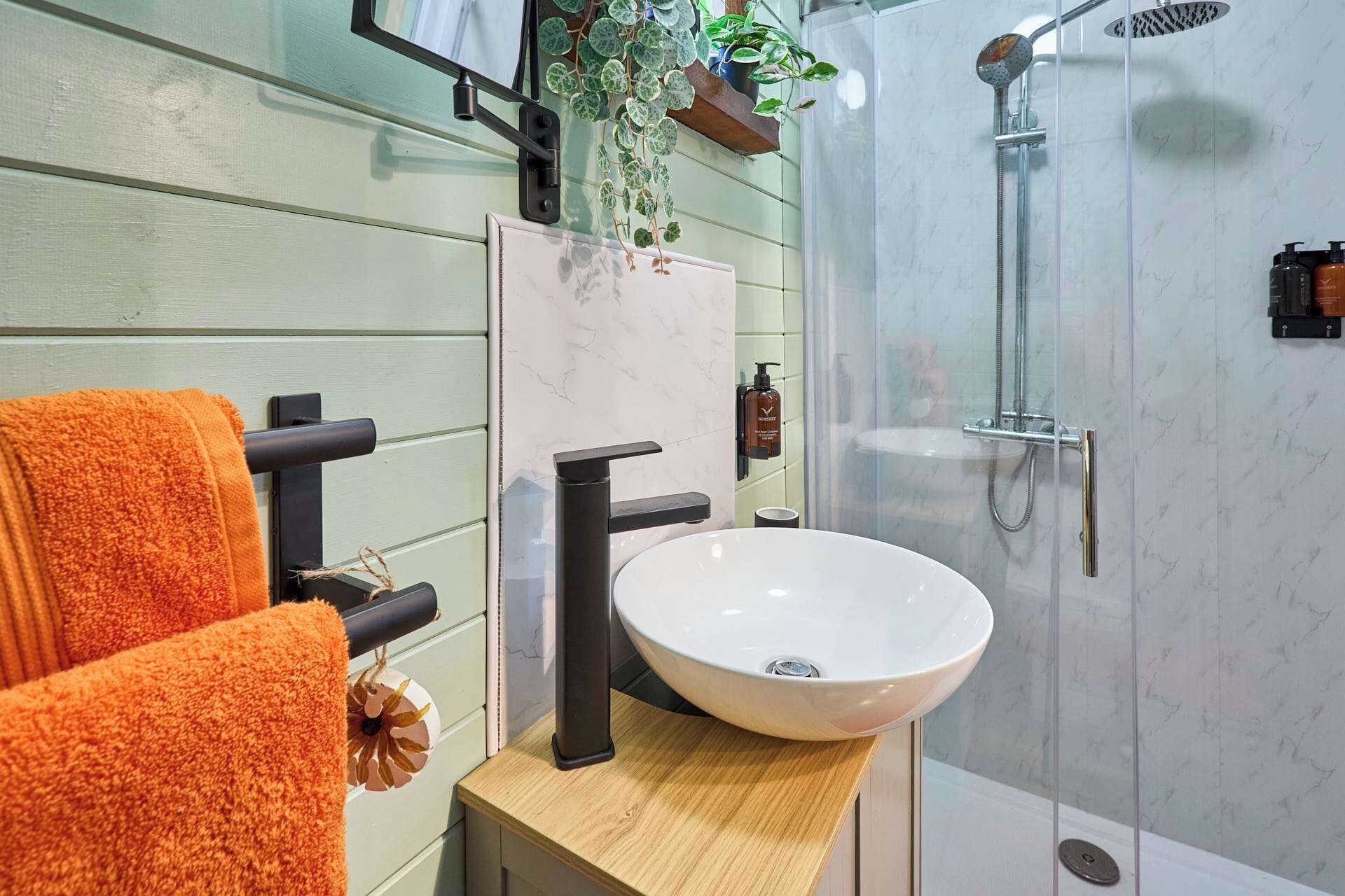 Shower, towels, shampoo
