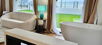Executive Suite in Seafront Luxury Villa