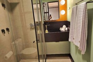 Douche, sèche-cheveux, serviettes fournies, savon