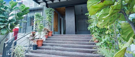บ้านพัก | ฝ่ายต้อนรับ