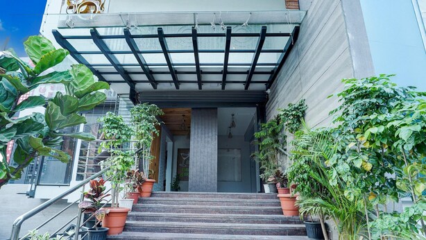 A staircase leading to a building entrance with a covered walkway above. - Deluxe Onyx Hotel (Bengaluru)