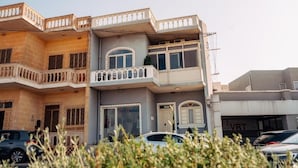 Un edificio de varios pisos con balcones, un garaje y un letrero que dice 'art cube'.