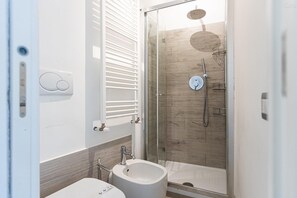 Douche, sèche-cheveux, bidet, serviettes fournies