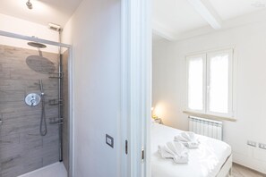 Shower, hair dryer, bidet, towels - Monti Terrace Apartment with stunning views (Rome)