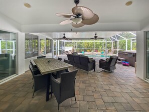Outdoor dining - Sleeps 6, full refund, heated salt pool, dog ok (Englewood)