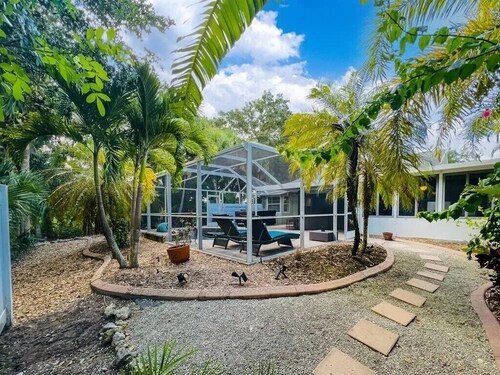 Secluded Haven, Sleeps 6, heated pool, 2 dogs ok
