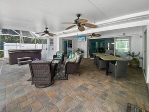 Outdoor dining - Sleeps 6, full refund, heated salt pool, dog ok (Englewood)