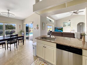 Interior - Sleeps 6, full refund*, heated pool (Rotonda west)