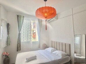 Studio Suite Deluxe | Bàn, khu vực làm việc phù hợp cho laptop 