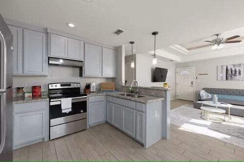 Blue Haven 3BD/2BA King Bed Family Stay, NearUTRGV