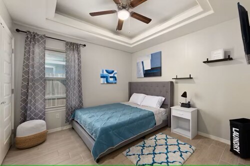 Blue Haven 3BD/2BA King Bed Family Stay, NearUTRGV