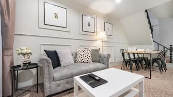 Comfort Room, Garden View | Living area