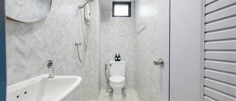 Comfort Room, Garden View | Bathroom