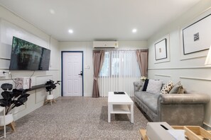 Chambre Confort, vue jardin | Coin séjour