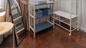 A room with a bunk bed, a desk, a chair, and a window with curtains. - Arun Sa Wad House Sukhumvit 2 Guests (Bangkok)