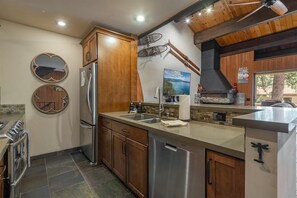 Private kitchen - Resort Living: Sleeps 8 + Dogs, Near Beach (King's Beach)