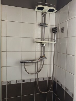 Dusche, Haartrockner, HandtĂŒcher
