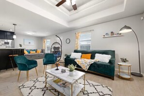 Living area - Stylish 2BR/2BA Comfy King Bed.Near Edin Hospital (Edinburg)