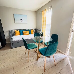 Interior - Stylish 2BR/2BA Comfy King Bed.Near Edin Hospital (Edinburg)