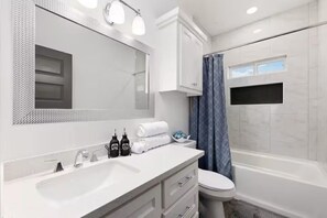 Hair dryer, soap - The Spacious Nest 3BR/2BA,King Bed,Near Hospital (Edinburg)