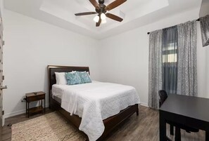 Tabla de planchar con plancha, wifi y ropa de cama 