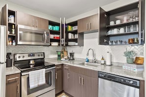 Frigorífico, microondas, horno y placa de cocina