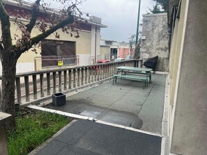 Outdoor dining - Renovated city center apartment with terrace (Aix-les-Bains)