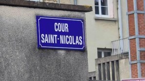 A blue street sign with 'COUR SAINT-NICOLAS' written on it. - Quiet 24m² city-center studio (Compiègne)