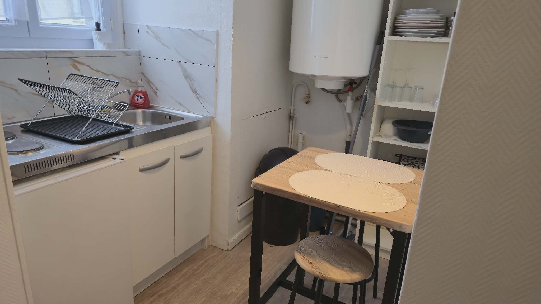 Een koelkast, een microgolfoven, een koffiezetapparaat/waterkoker