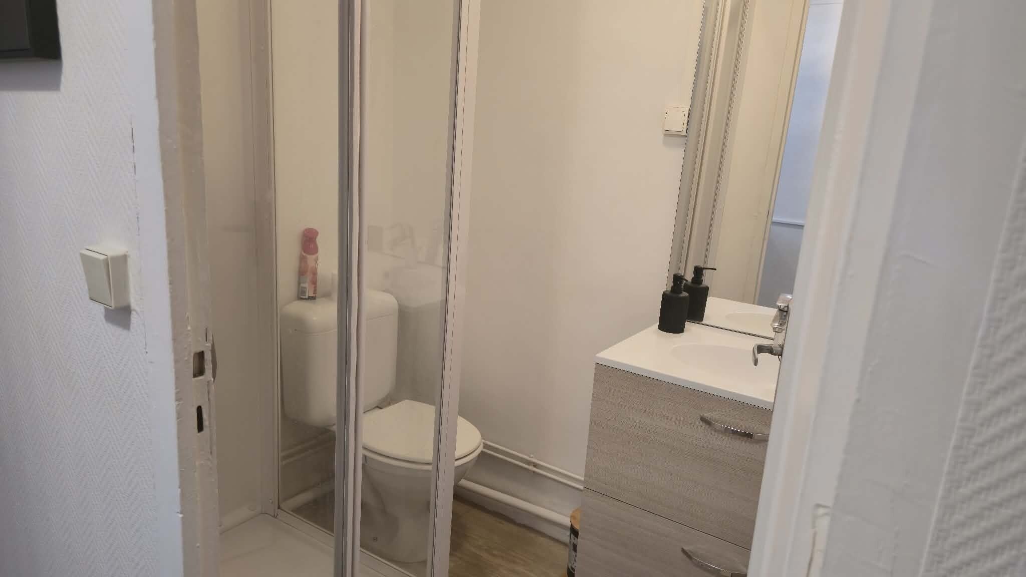 Een douche, een haardroger, handdoeken