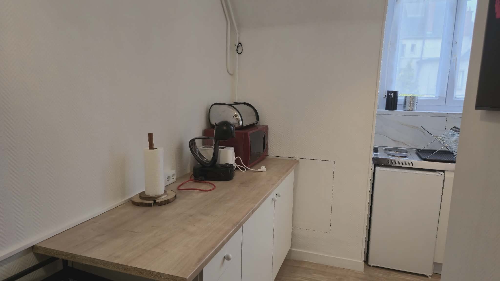 Kühlschrank, Mikrowelle, Wasserkocher mit Kaffee-/Teezubehör, Toaster