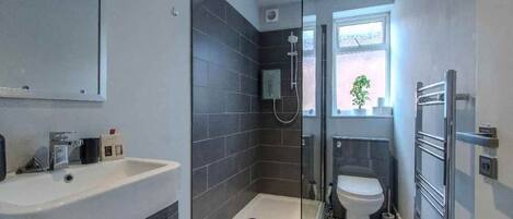 Handtücher, Shampoo, Toilettenpapier