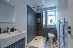 Bathroom - The Southport Seaside Snug - Suite 6 (Southport)