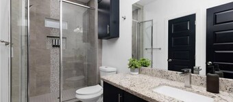 Modern Stylish Cozy Apt 2BR/2BA King Size Bed