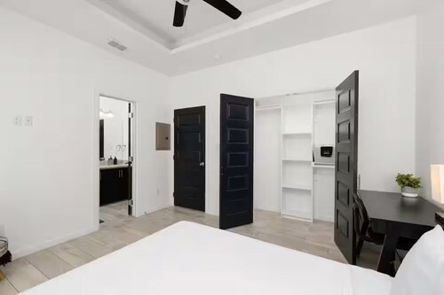 Furnished 2BR/2BA Monthly • King Bed • Workspace + Laundry • Near Hospitals