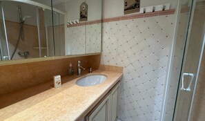 Bathroom - Apartment with terrace 100m from the beach (Cagnes-sur-Mer)