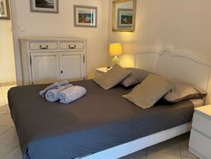 Room - Apartment with terrace 100m from the beach (Cagnes-sur-Mer)