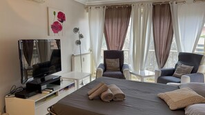Tabla de planchar con plancha, wifi, ropa de cama