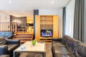 TV - Spacious 5-bedroom apartment next to Nieuwmarkt Square in Central Amsterdam (Amsterdam)