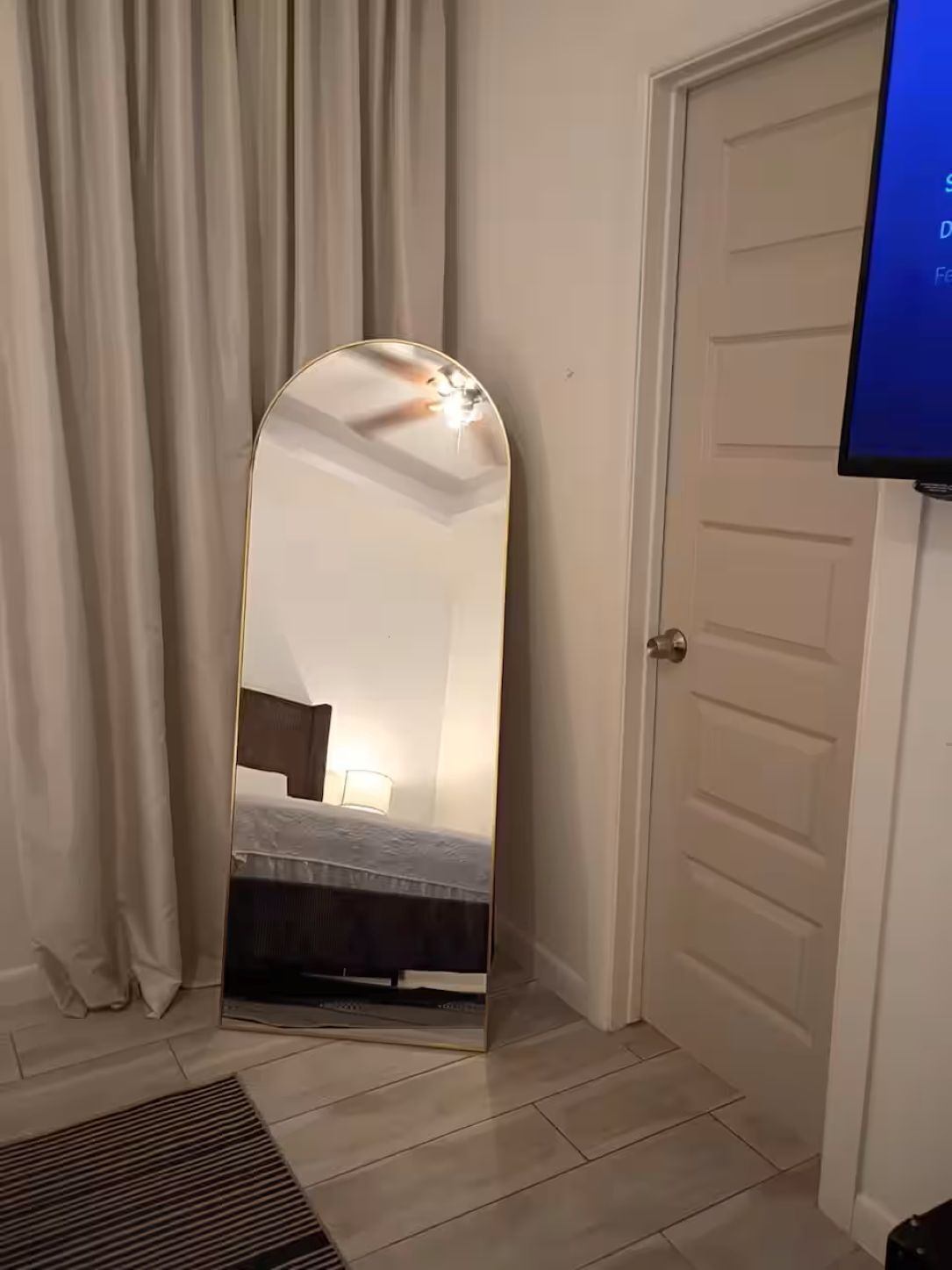 Een strijkplank/strijkijzer, wifi, beddengoed