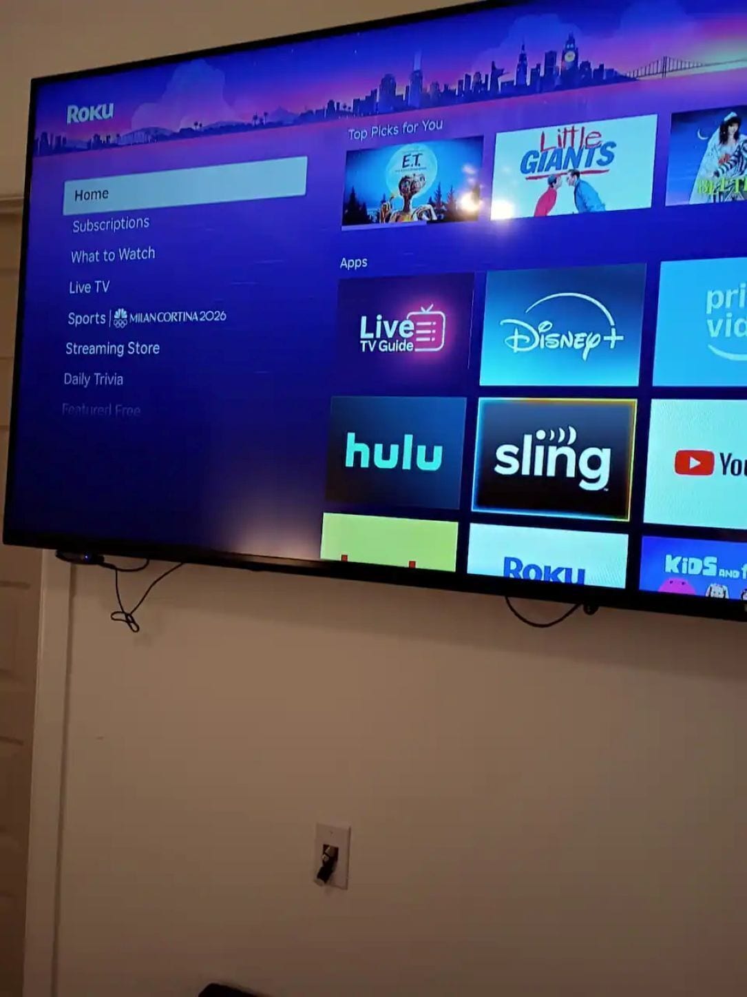 Un téléviseur affichant l’interface Roku, avec divers logos de services de diffusion en continu.