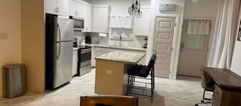 Furnished 2BR/2BA Monthly • King Bed • Workspace + Backyard • Near Hospitals