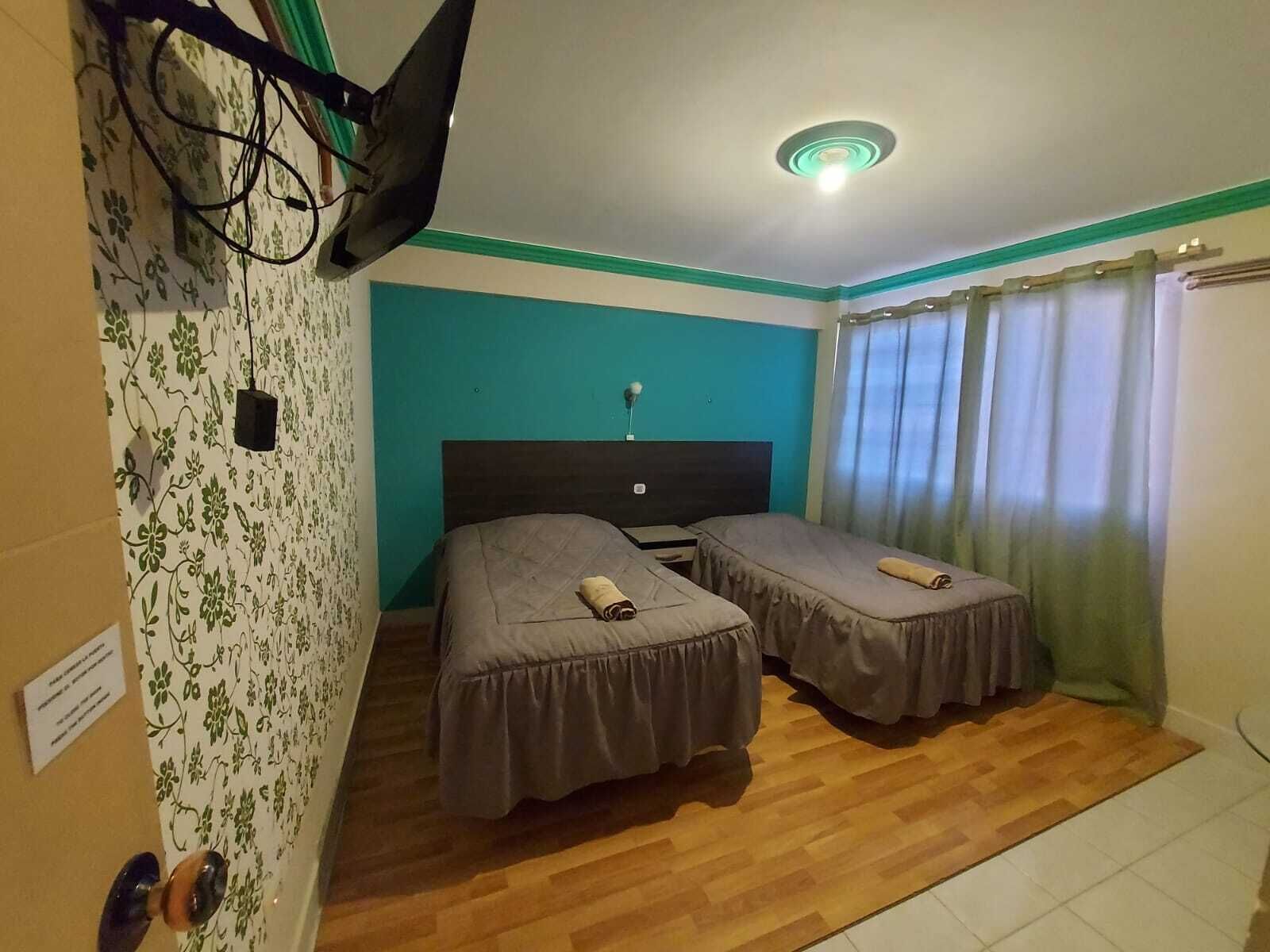 Chambre avec lits jumeaux, salle de bains commune