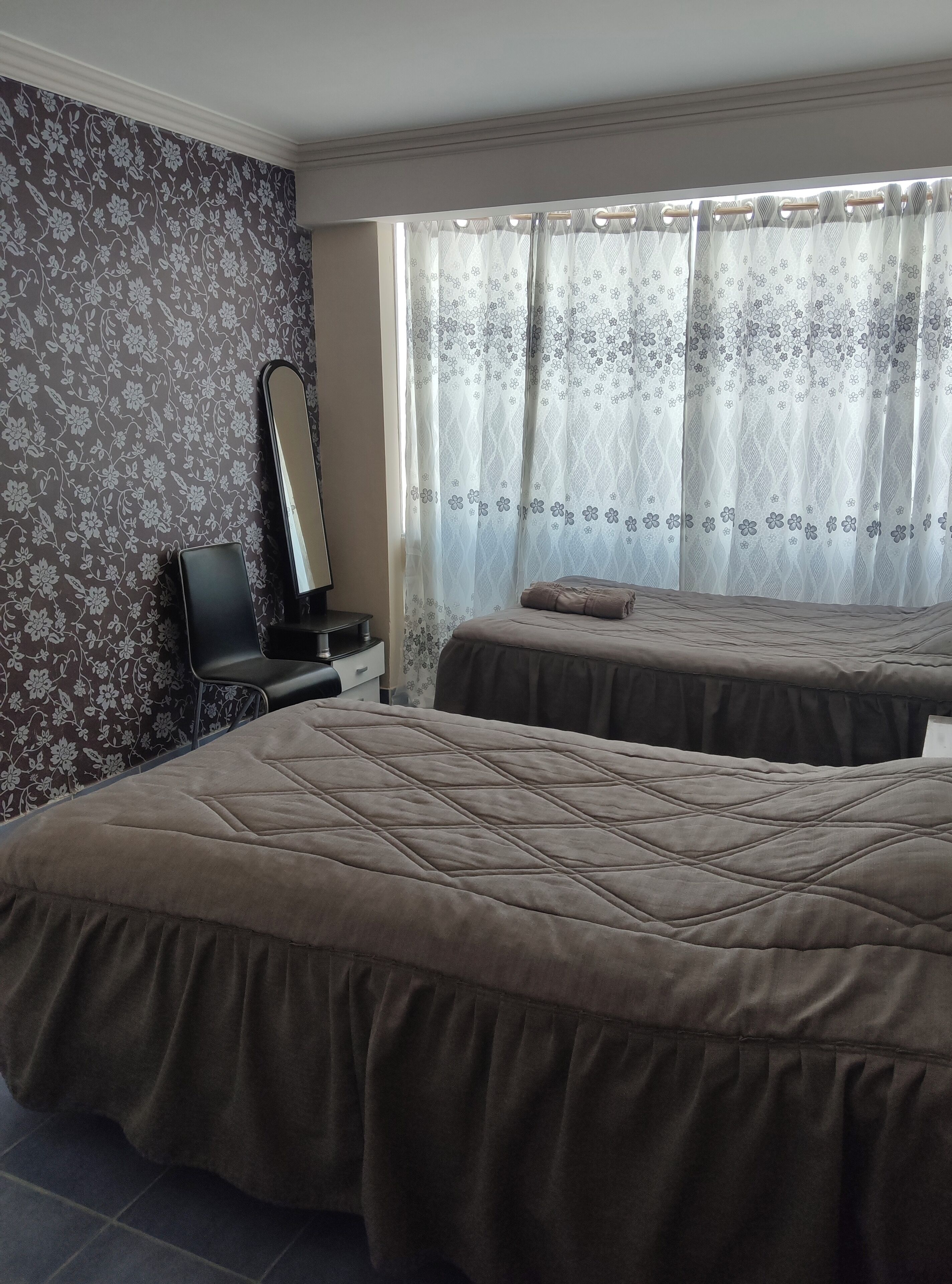 Luxe beddengoed, donsdekens, Select Comfort-bedden, een bureau