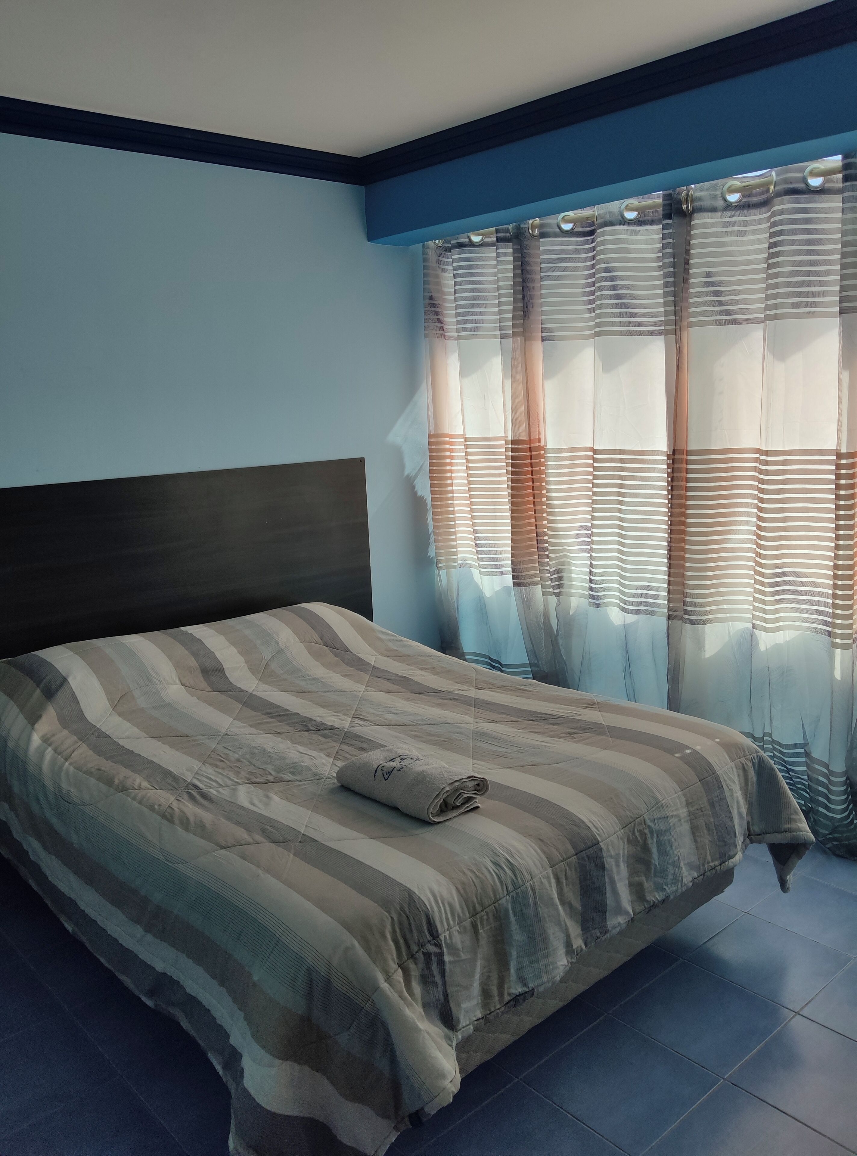 Chambre Double, 1 lit double, salle de bains commune