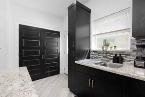 Private kitchen - Cozy Cove Modern 2BR/2BA. Near Edinburg Hospital (Edinburg)
