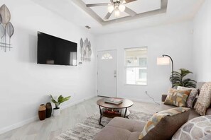 TV - Cozy Cove Modern 2BR/2BA. Near Edinburg Hospital (Edinburg)