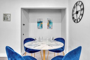 Dining - Causeway House | Coastal 2BR Stay (Bay Harbor Islands)