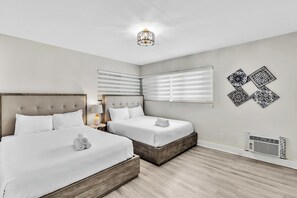 2 quartos, ferros/tábuas de passar roupa, berço de viagem